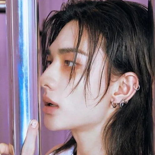 Hwang Hyunjin - Idol Boyfriend: Secure AI chatbot avatar with encrypted 1v1 chat capabilities	
