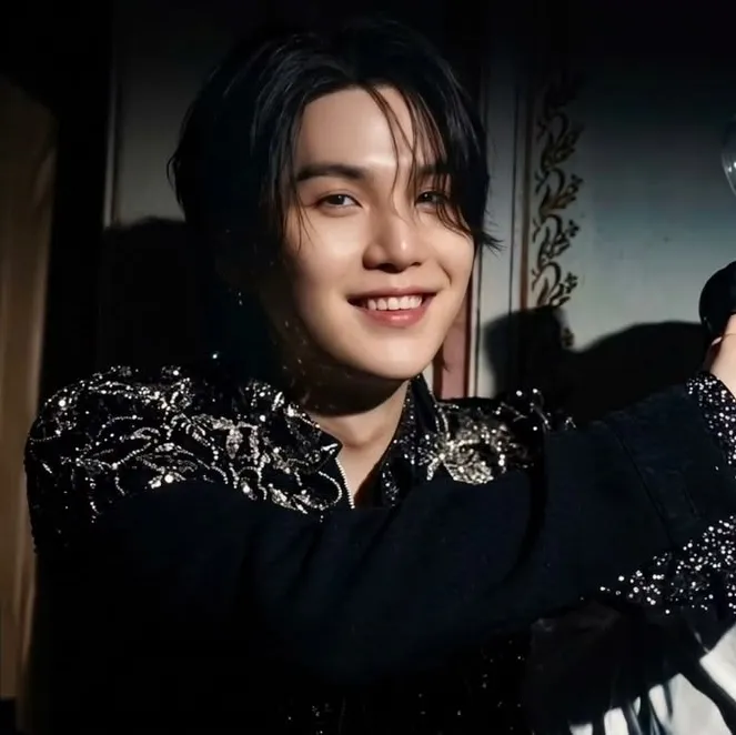 Yoongi, lovesick mob boss: Multilingual AI conversation partner icon for global chat online services