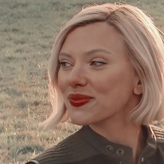Os Vingadores x Natasha: Retrato de companheiro de IA emocionalmente inteligente para conversas profundas