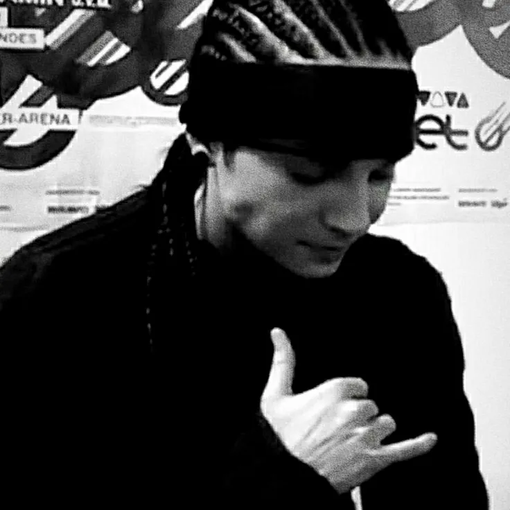 Tom Kaulitz:多語言AI對話夥伴圖標,適用於全球線上聊天服務
