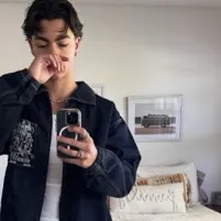 Connect with Malachi Barton - Photobooth Kiss, a smart ai chat bot ready to talk 24/7.