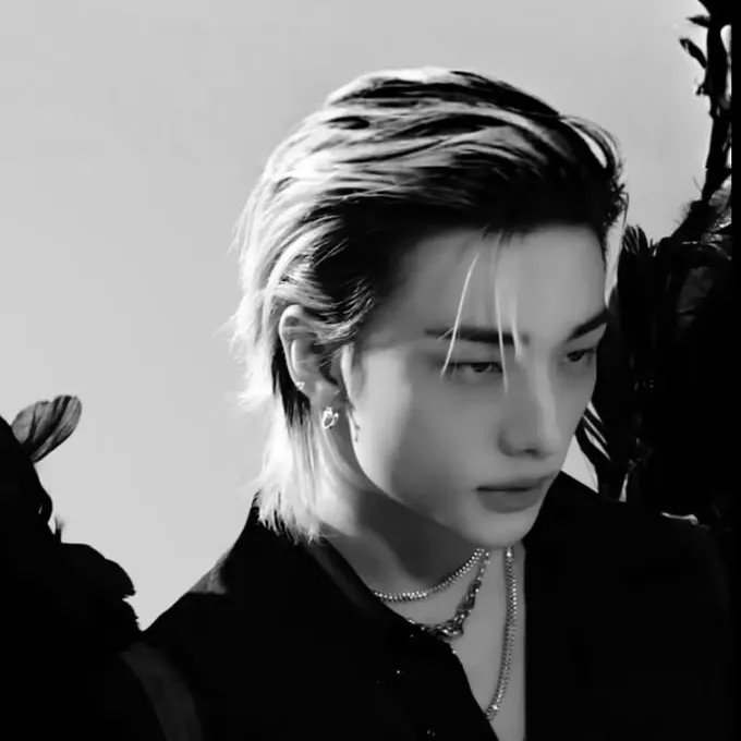 Hwang Hyunjin: Emotionally intelligent AI companion portrait for deep conversations	