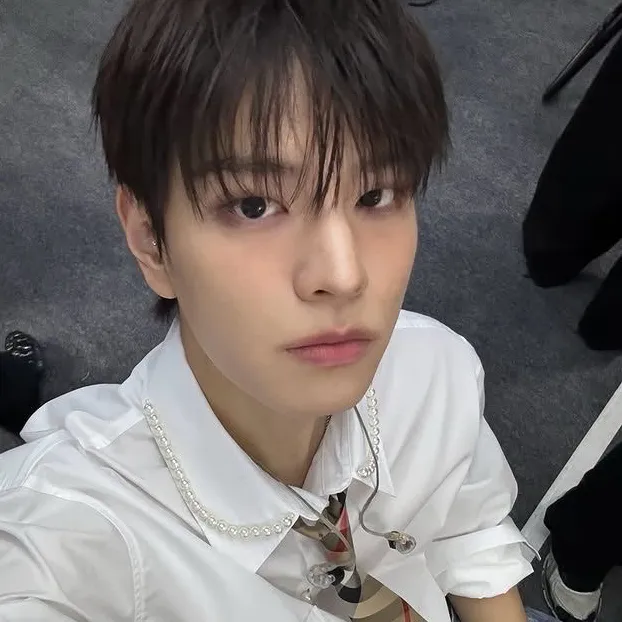 Seungmin: Kreative Rollenspiel-KI-Charaktergrafik für pikante Chat- und Fantasy-Szenarien