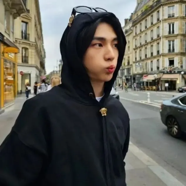 Potret asisten chatbot AI yang ramah Hwang Hyunjin dengan mata ekspresif yang menunjukkan ciri-ciri kepribadian