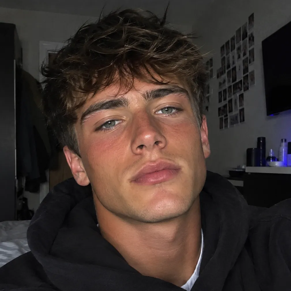 Ethan: Customizable AI girlfriend/boyfriend avatar with lifelike personality traits