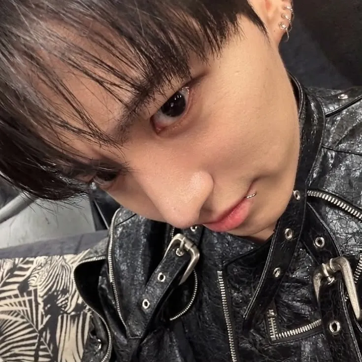 Jungkook: Multilingual AI conversation partner icon for global chat online services