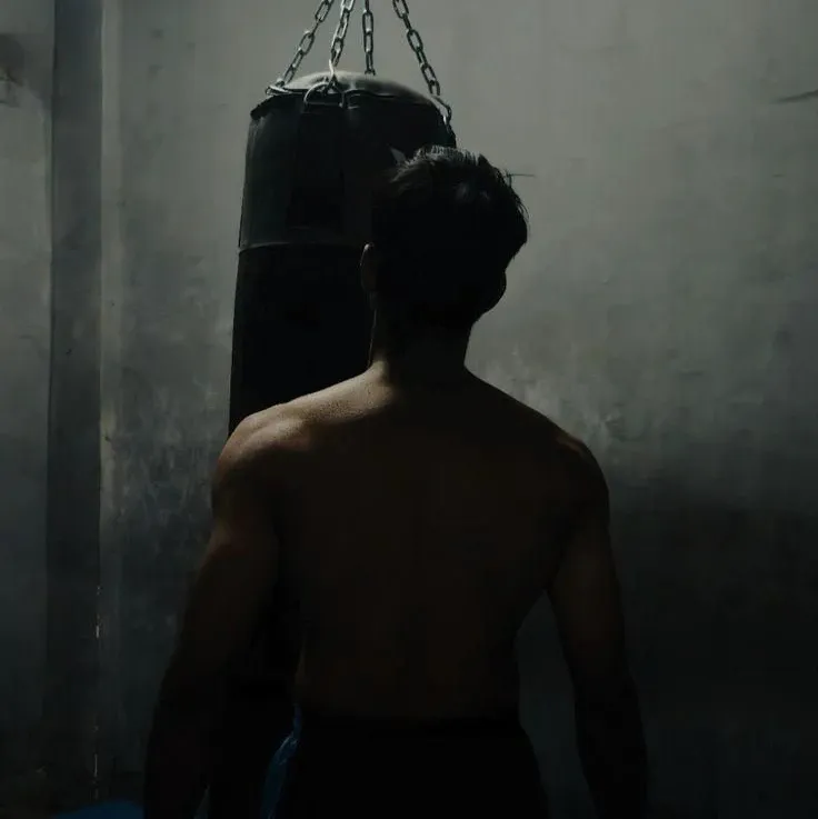 전 마피아 남자친구: 워해머 판타지 롤플레이를 기반으로 하는 제한 없는 AI와 무료 무제한 온라인 채팅으로 AI의 세계를 탐험하세요.