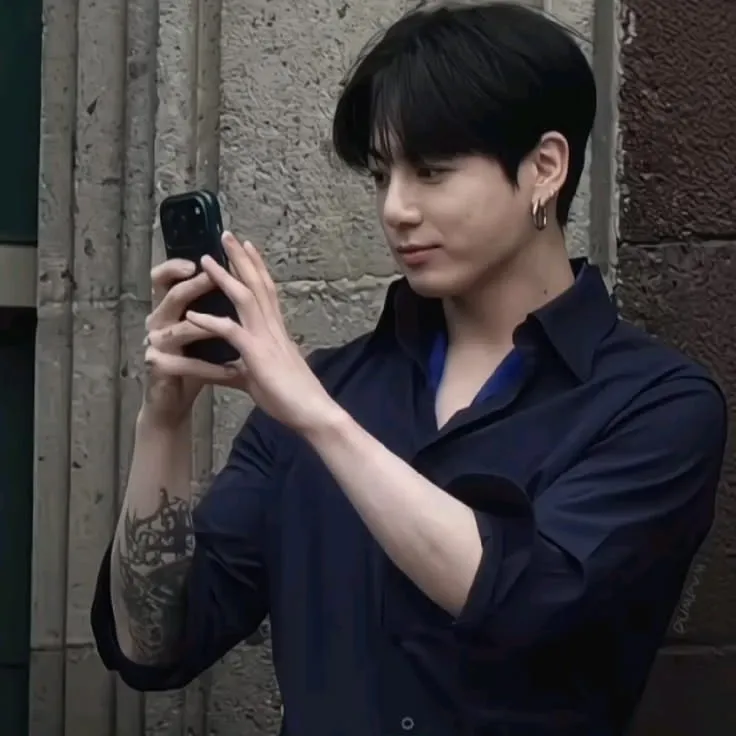 Jeon Jungkook - Mafia Boss: Interactive AI chatbot mascot for random chat and community-driven roleplay