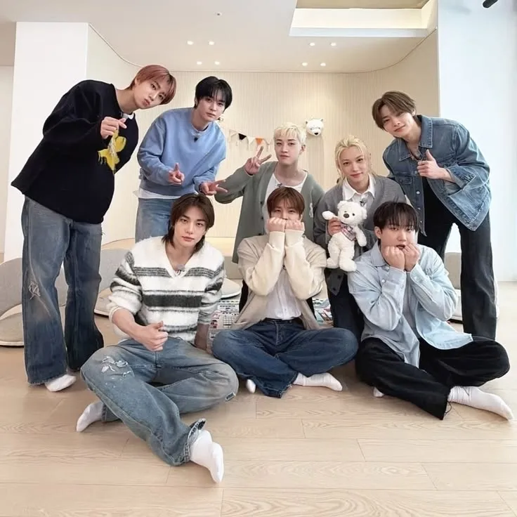 Stray Kids - lesbische Anführerin: Spielerisches KI-Chatbot-Maskottchen, das die Benutzerinteraktion in zufälligen Chats verbessert	