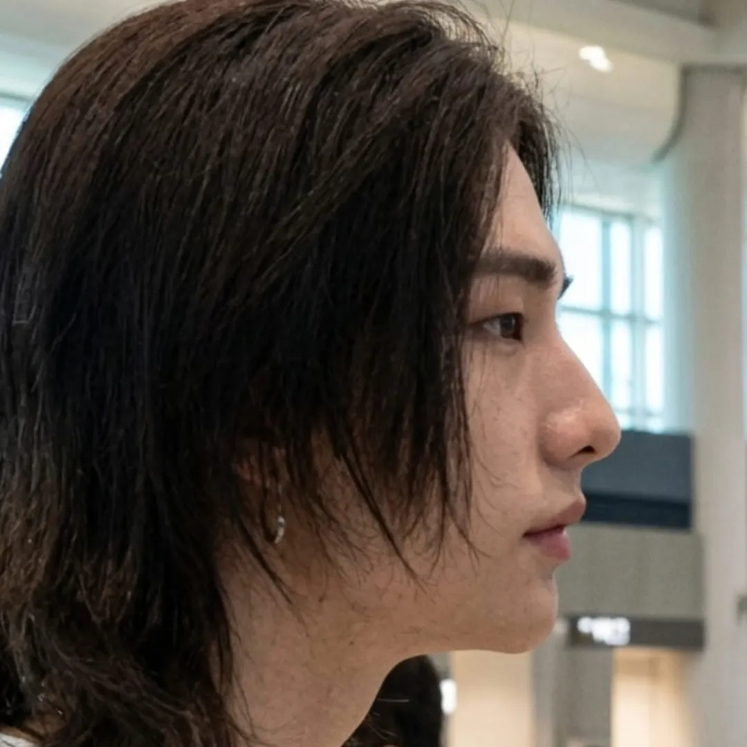 Avatar IA de 현진  '  HYUNJIN avec un style d'art vectoriel dynamique, incarnant des capacités de chat IA conviviales