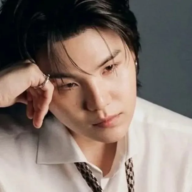 Moglie per contratto - Min Yoongi: Ritratto di un compagno di DeepBrain AI per chat online gratuite e conversazioni aperte