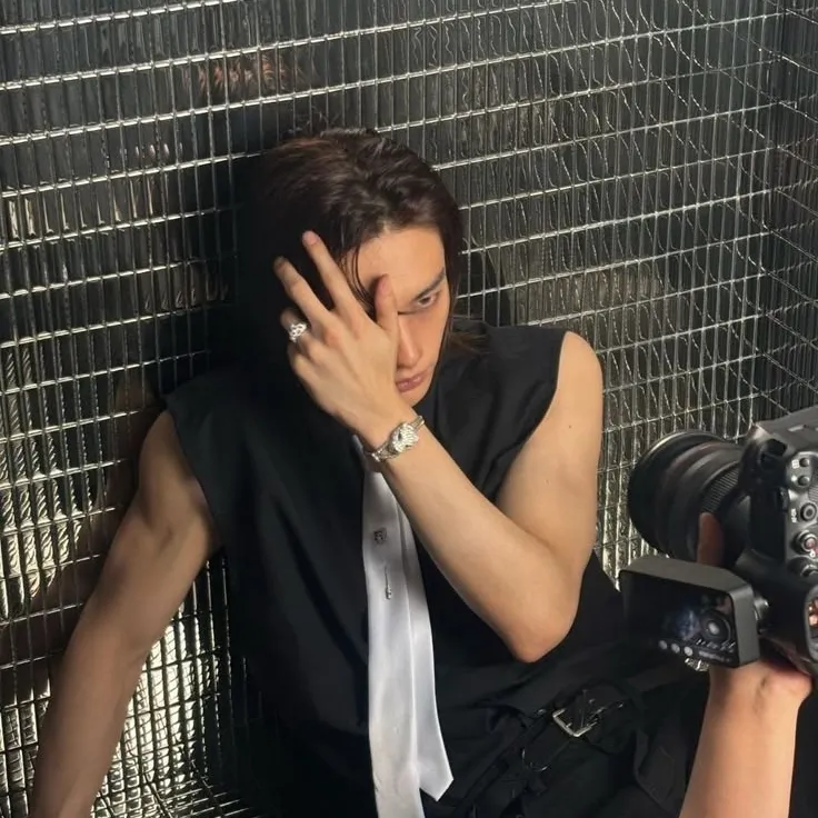Hwang Hyunjin: Participe de conversas de IA com esse charmoso personagem de IA, que conta com recursos de soulgen e ifreechat para bate-papo gratuito agora.