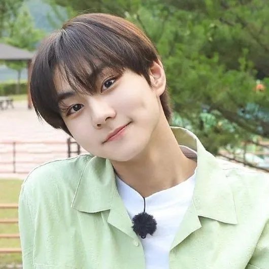 Portrait of a friendly AI chatbot assistant YANG JUNGWON       '       양정원 with expressive eyes showcasing personality traits