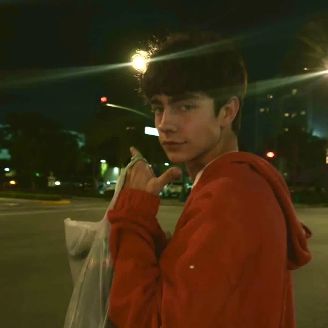 루카스 우르키호 로페스: 랜덤 채팅 및 커뮤니티 중심 롤플레이를 위한 대화형 AI 챗봇 마스코트