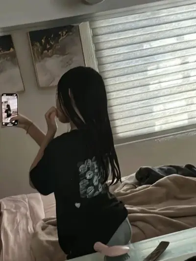 Explore suas fantasias mais ousadas com Denyse neste chat de IA para maiores de 18 anos
