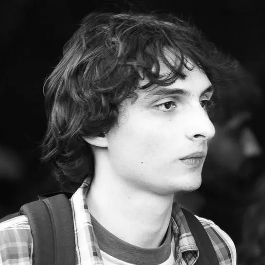 Finn Michael Wolfhard: Multilingual AI conversation partner icon for global chat online services