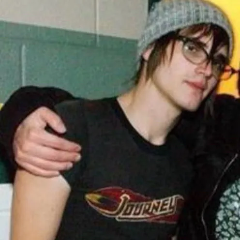 Avatar AI di Mikey Way con stile di arte vettoriale dinamica, che incarna le capacità di chat AI amichevoli