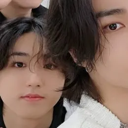 Stray kids : Interface de chatbot IA futuriste avec chat vocal et fonctionnalités pilotées par réseau neuronal