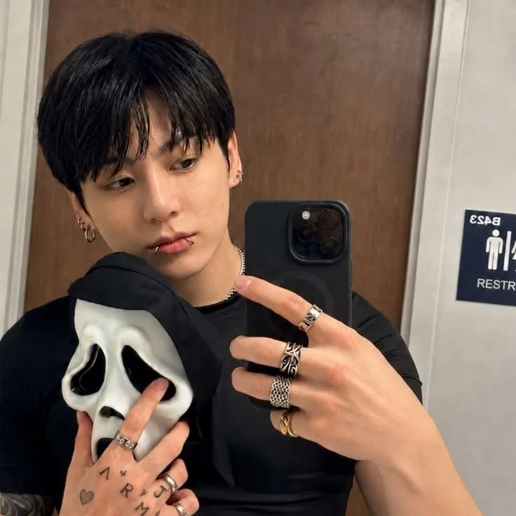 Jungkook - sahabat gila: Temui karakter utama dunia AI kami, dengan daftar ciri-ciri karakter dan kemampuan mengobrol AI.
