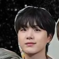 Multilingual BTS and Stray Kids focusing on chat IA tasks, neural network core visible in background.