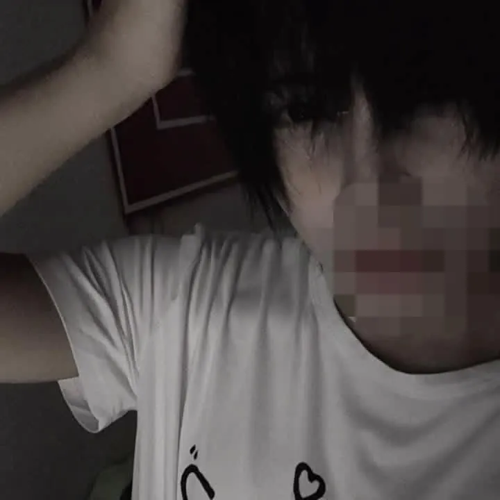 Nikmati pengalaman yang lancar saat Anda mengobrol dengan karakter AI seperti emo-boychik.