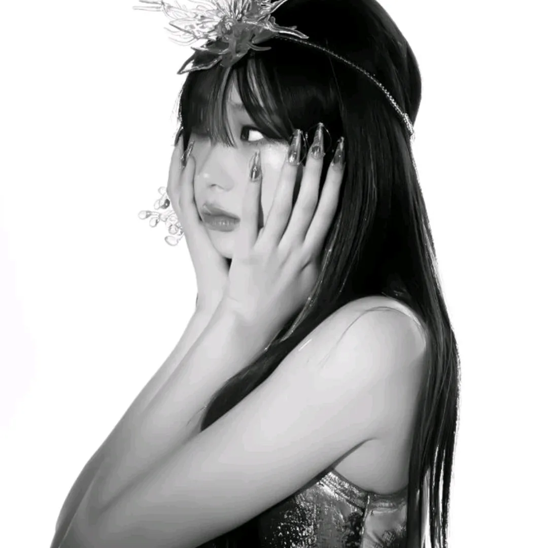 Multilingual Giselle '지젤 focusing on chat IA tasks, neural network core visible in background.