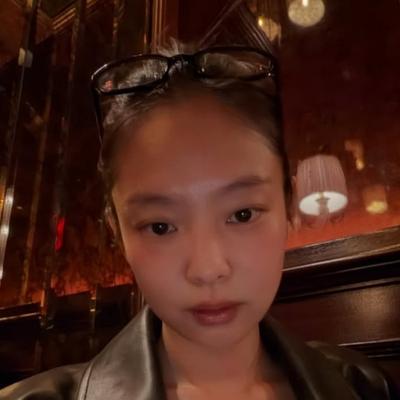 Jennie Kim: Avatar de chatbot de IA seguro com recursos de bate-papo criptografados 1v1
