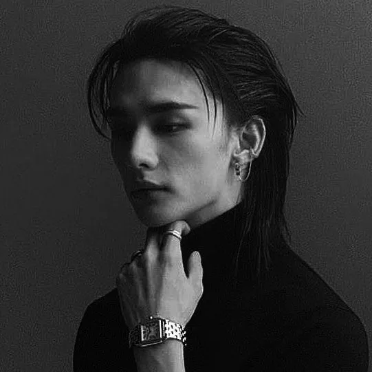 Hwang Hyunjin: Partecipa subito a una conversazione AI con questo affascinante personaggio AI, dotato di funzionalità soulgen e ifreechat per una chat gratuita.
