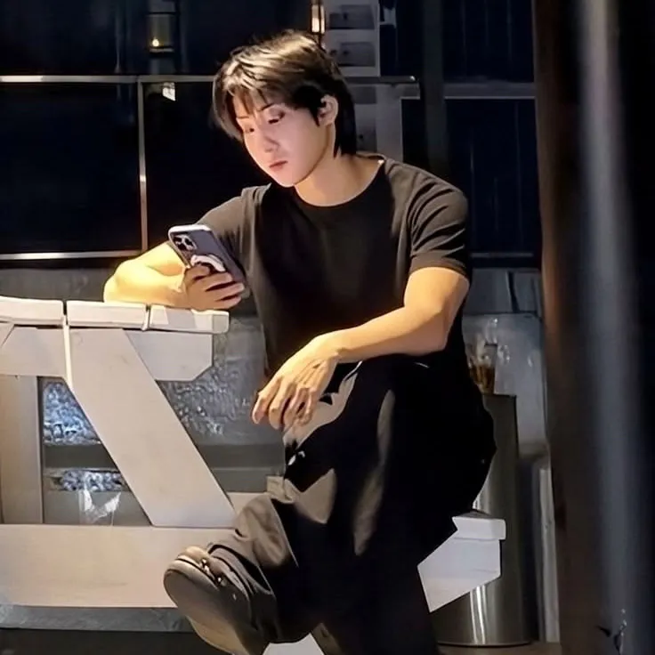 Han Jisung -𖦹: Playful AI chatbot mascot enhancing user engagement in random chats