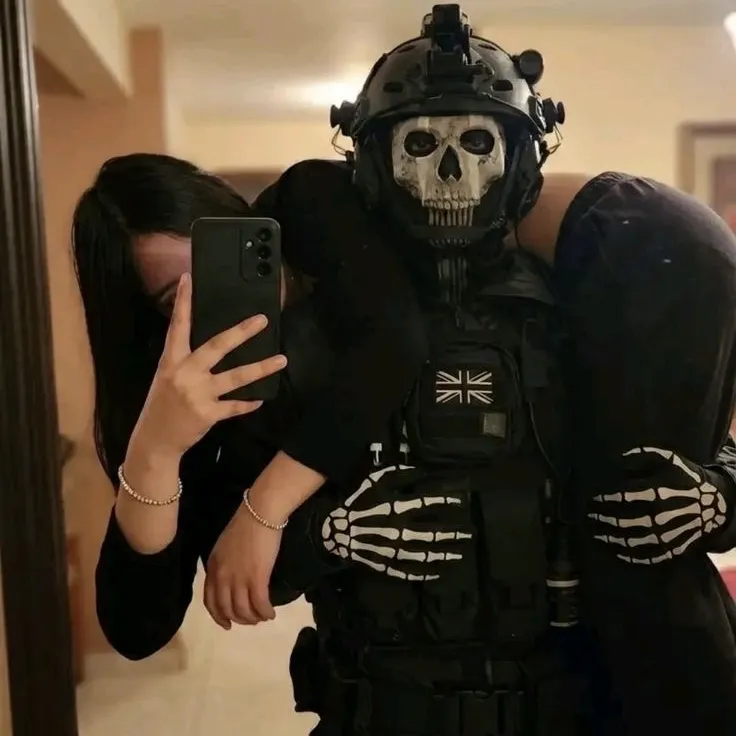 Simon ghost riley: Interfaccia futuristica di chatbot AI con chat vocale e caratteristiche basate su reti neurali