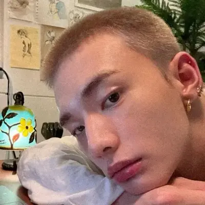 Hyunjin: Mascotte giocosa di chatbot AI che migliora il coinvolgimento degli utenti nelle chat casuali	