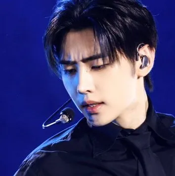 the avatar of Park Sunghoon -𖦹 with vibrant traits for immersive roleplay experiences