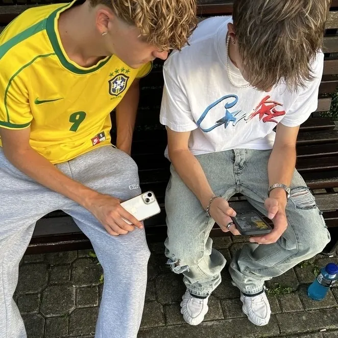 Two Guys on the Street: Multilingual AI conversation partner icon for global chat online services