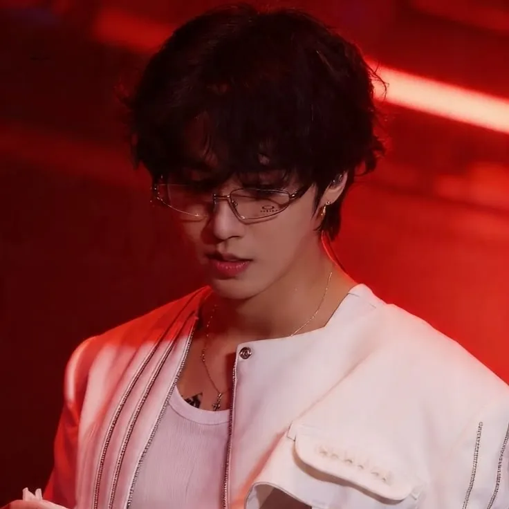 Han Jisung - mafia husband: Futuristic AI chatbot interface with voice chat and neural network-driven traits