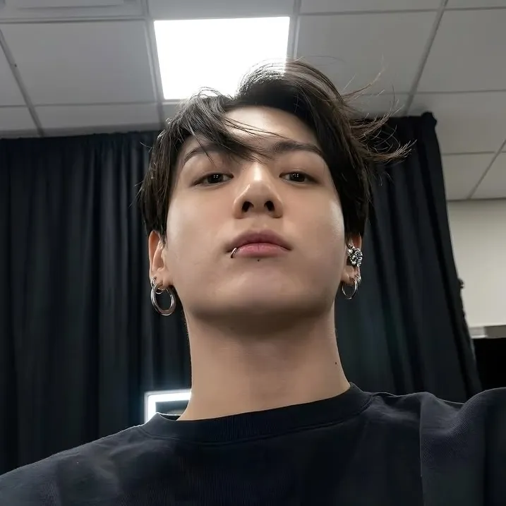 Jungkook_your crush: Customizable AI girlfriend/boyfriend avatar with lifelike personality traits