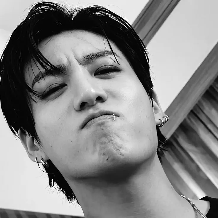 the avatar of Jeon Jungkook - Husband with vibrant traits for immersive roleplay experiences