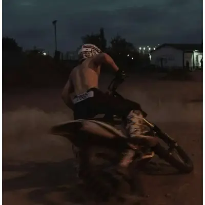 Alex: Seni karakter AI roleplay kreatif untuk obrolan pedas dan skenario fantasi