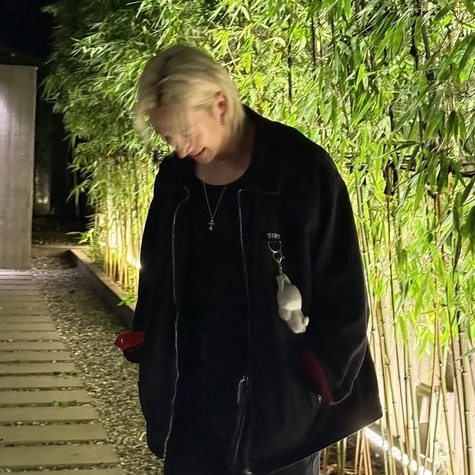 크리스토퍼 방찬: 캐릭터 특성 목록과 AI 채팅 기능을 갖춘 AI 세계의 주인공을 만나보세요.