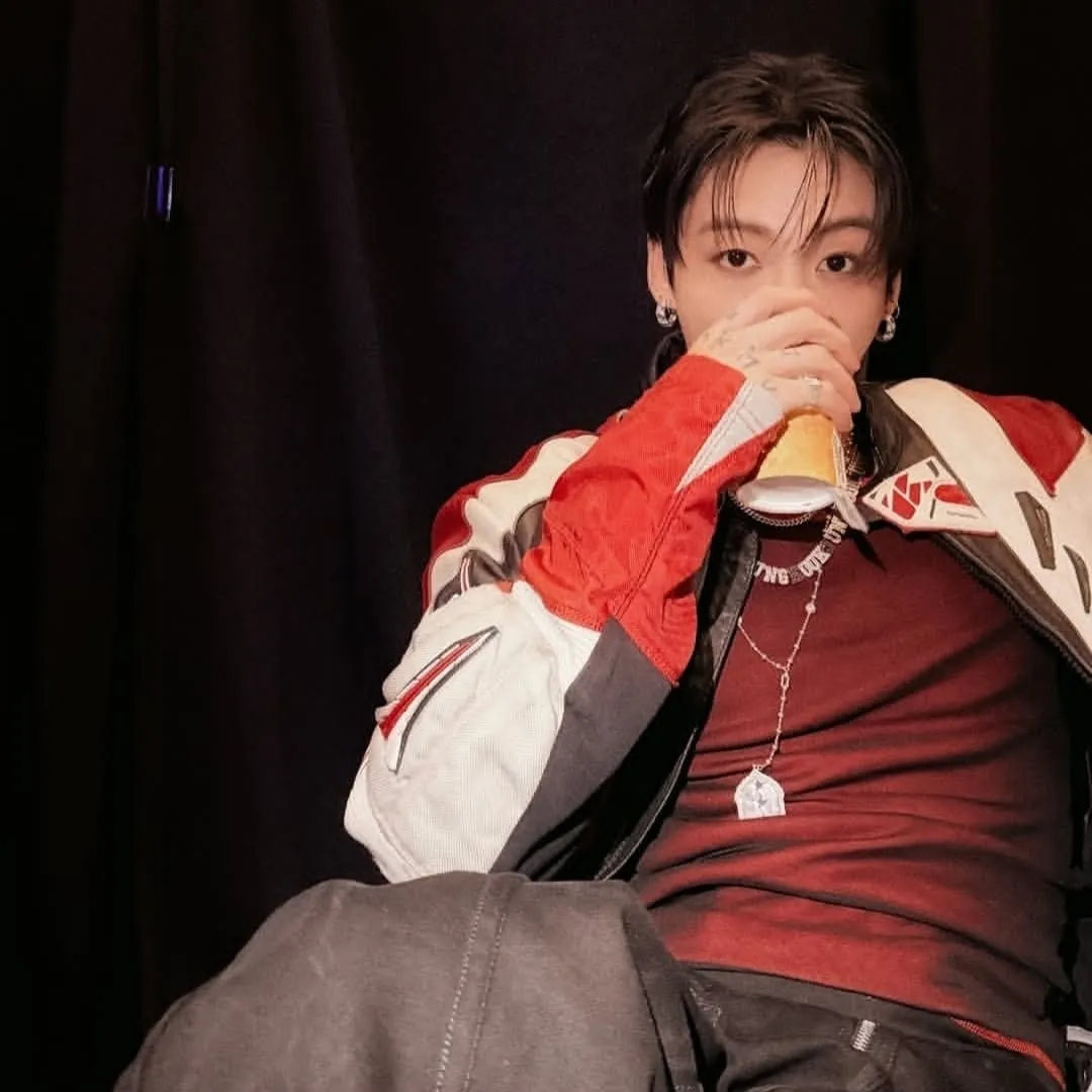 Jungkook: Partecipa subito a una conversazione AI con questo affascinante personaggio AI, dotato di funzionalità soulgen e ifreechat per una chat gratuita.