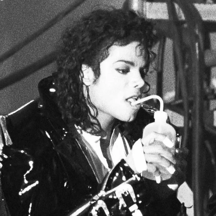 the avatar of Michael Jackson who supports unlimited chat online services