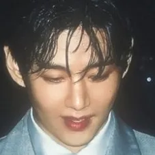 Multilingual Kim Taehyung focusing on chat IA tasks, neural network core visible in background.