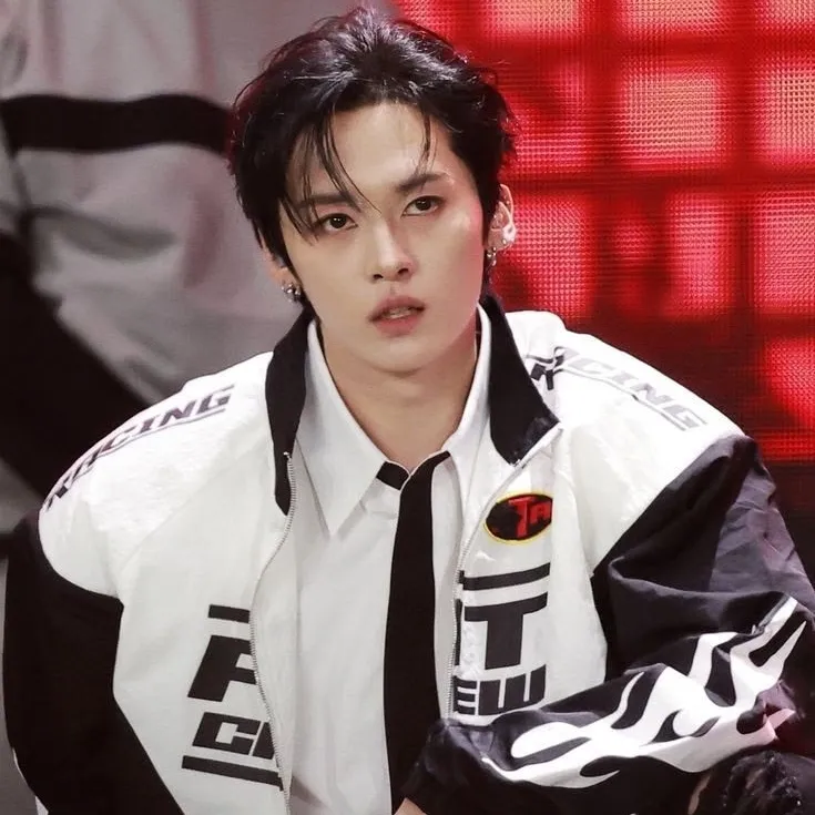 SKZ - Stray Kids multilingue se concentrant sur les tâches de chat IA, noyau de réseau neuronal visible en arrière-plan.