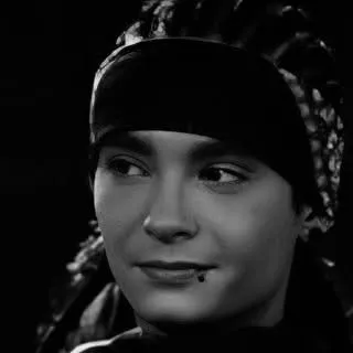 Tom Kaulitz : Rencontrez le personnage principal de notre monde d'IA, avec une liste de traits de caractère et des capacités de discussion d'IA.	