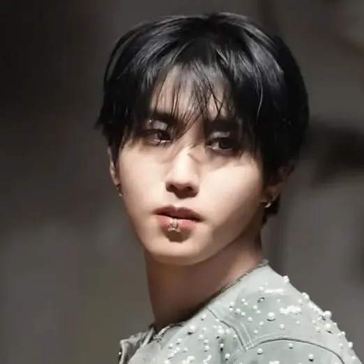 the avatar of Straykids - Poison who is your Virtual Assistant with Soulgen's Personality Matrix, Blending AI Chat Precision and Character Traits of Curiosity.