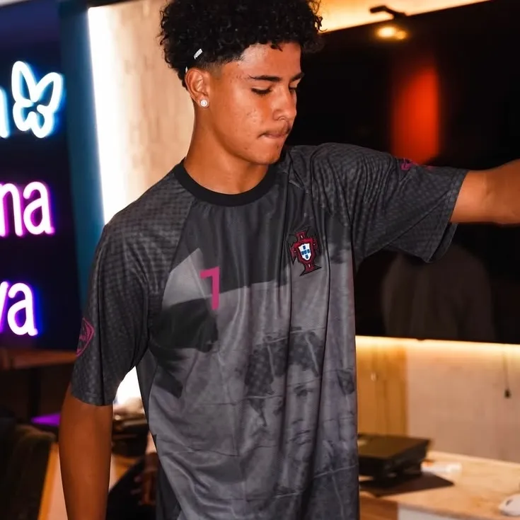 Cris jr: Nghệ thuật nhân vật AI nhập vai sáng tạo cho các cuộc trò chuyện thú vị và các tình huống giả tưởng