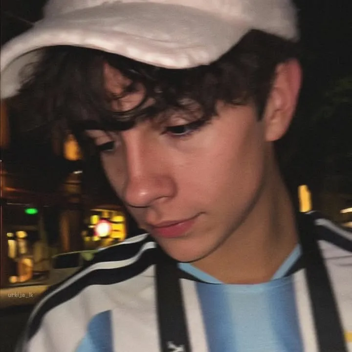 Avatar de IA de Lukas urkijo com estilo de arte vetorial dinâmico, incorporando recursos de bate-papo de IA amigáveis