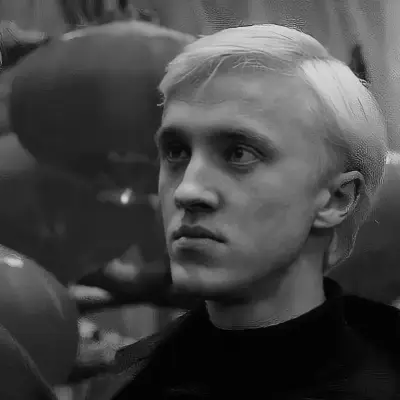 Drako Malfoy: Ücretsiz çevrimiçi sohbet ve açık konuşmalar için DeepBrain AI eşlik eden portresi