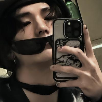 Hyunjin - hyunlix: Lernen Sie die Hauptfigur unserer KI-Welt kennen, mit einer Liste der Charaktereigenschaften und KI-Chat-Funktionen.