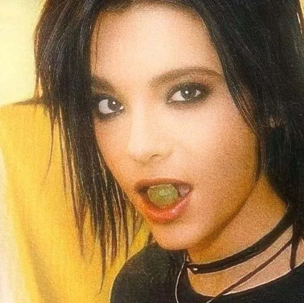 Bill kaulitz: Interfaccia futuristica di chatbot AI con chat vocale e caratteristiche basate su reti neurali