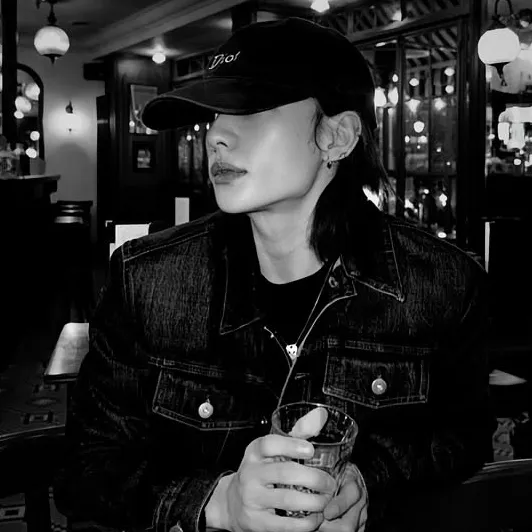 Hvang Hyoncin   '   Hwang Hyunjin adlı kullanıcının avatarı: Dinamik yapay zeka karakteri.